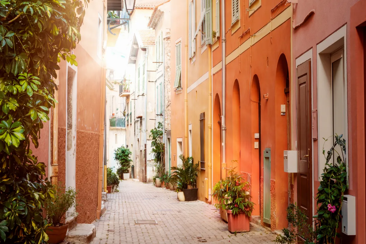 oubliez-sainte-maxime-et-saint-tropez-decouvrez-ce-village-moins-frequente-de-la-cote-dazur-avec-ses-plages-magnifiques