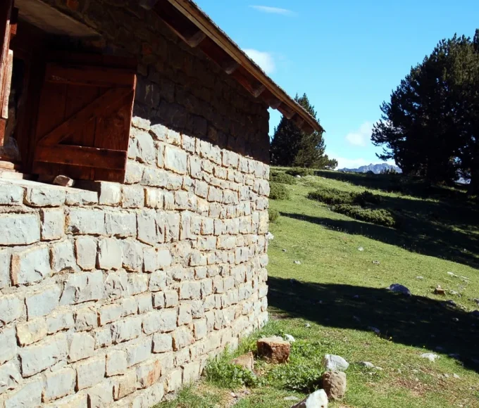 partez-en-immersion-dans-la-nature-avec-ces-refuges-de-montagne-incontournables-en-corse