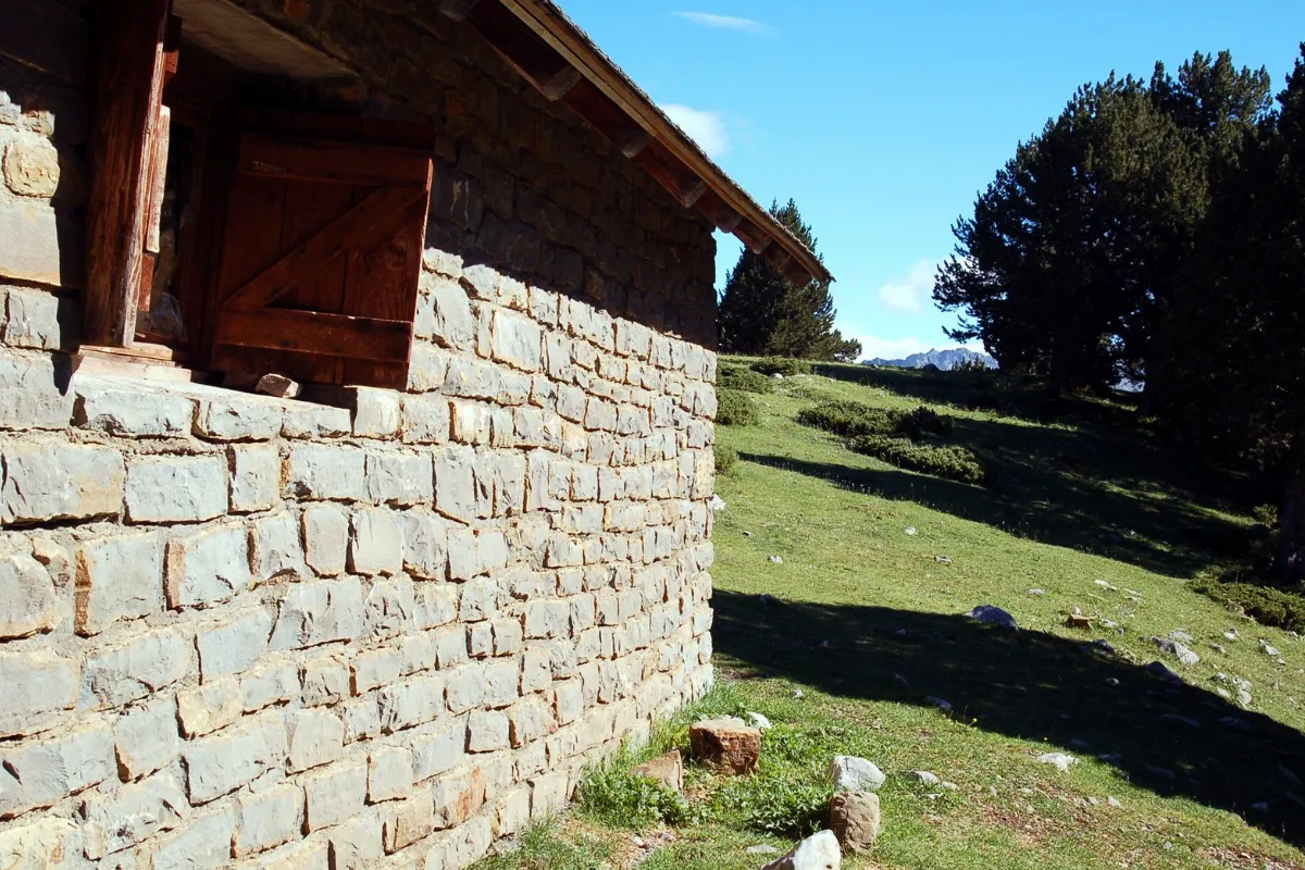 partez-en-immersion-dans-la-nature-avec-ces-refuges-de-montagne-incontournables-en-corse