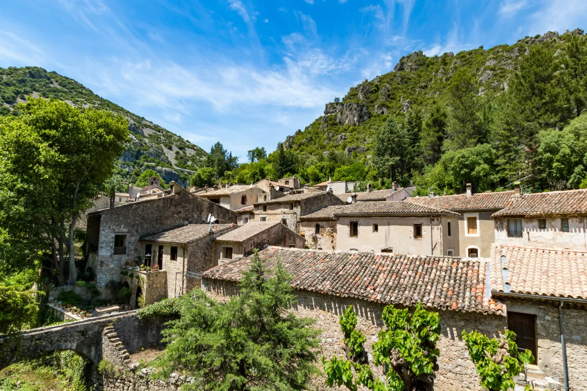 perche-sur-les-hauteurs-des-alpes-maritimes-ce-petit-village-offre-les-panoramas-les-plus-spectaculaires-de-la-cote-dazur