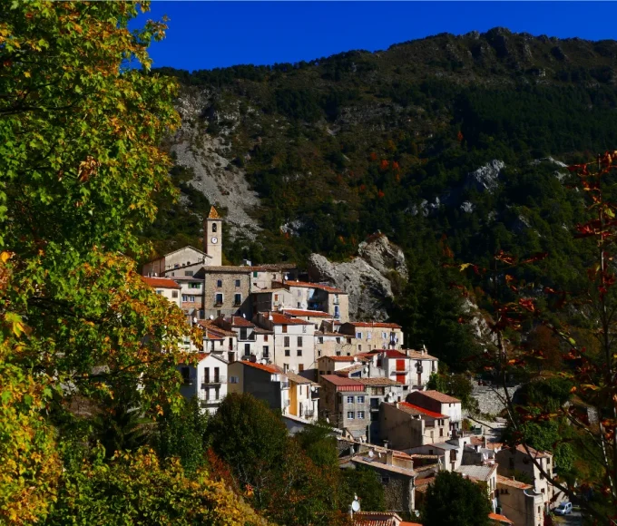 situe-a-1h-de-nice-ce-petit-village-offrant-une-vue-incroyable-est-lun-des-plus-beaux-a-decouvrir-dans-la-region