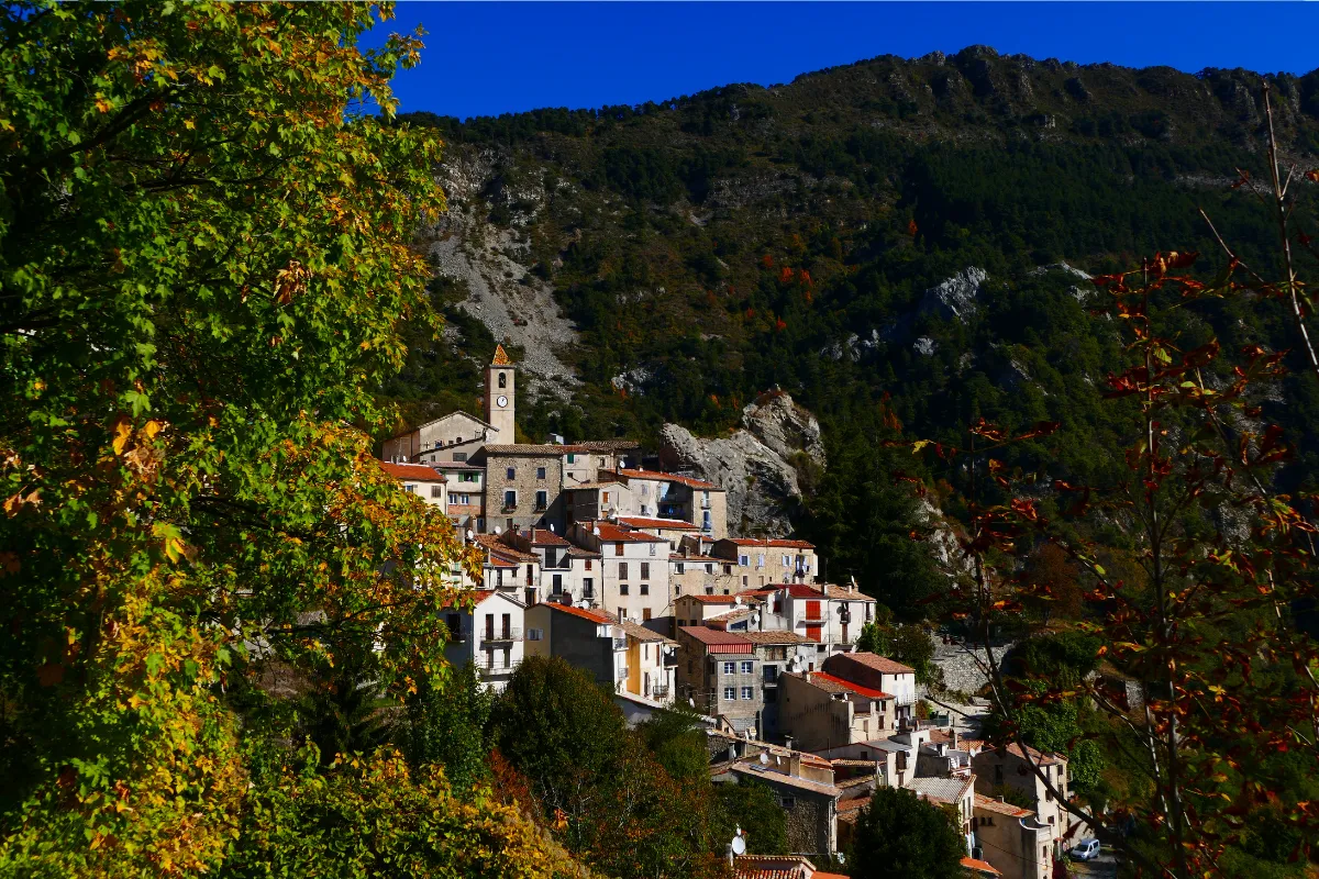 situe-a-1h-de-nice-ce-petit-village-offrant-une-vue-incroyable-est-lun-des-plus-beaux-a-decouvrir-dans-la-region