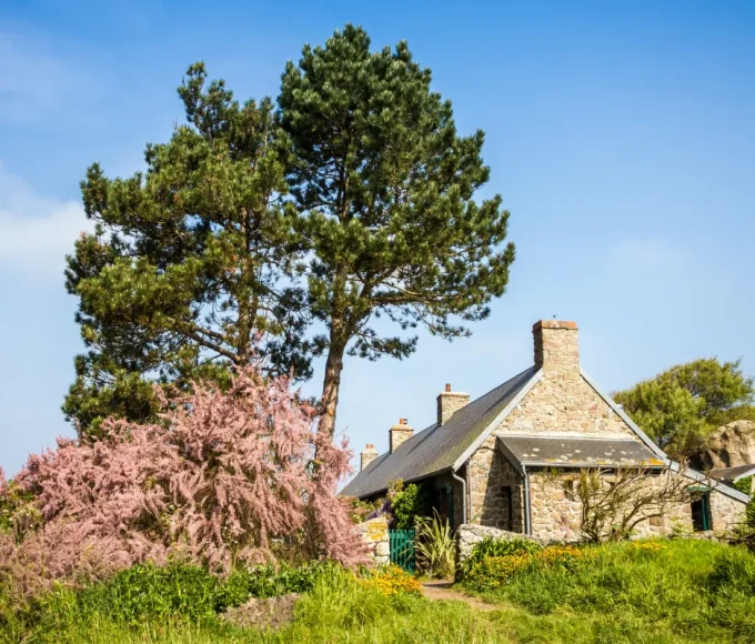 situee-sur-la-cote-de-granit-rose-cette-ile-a-louer-sur-airbnb-est-le-refuge-parfait-pour-un-week-end-au-calme