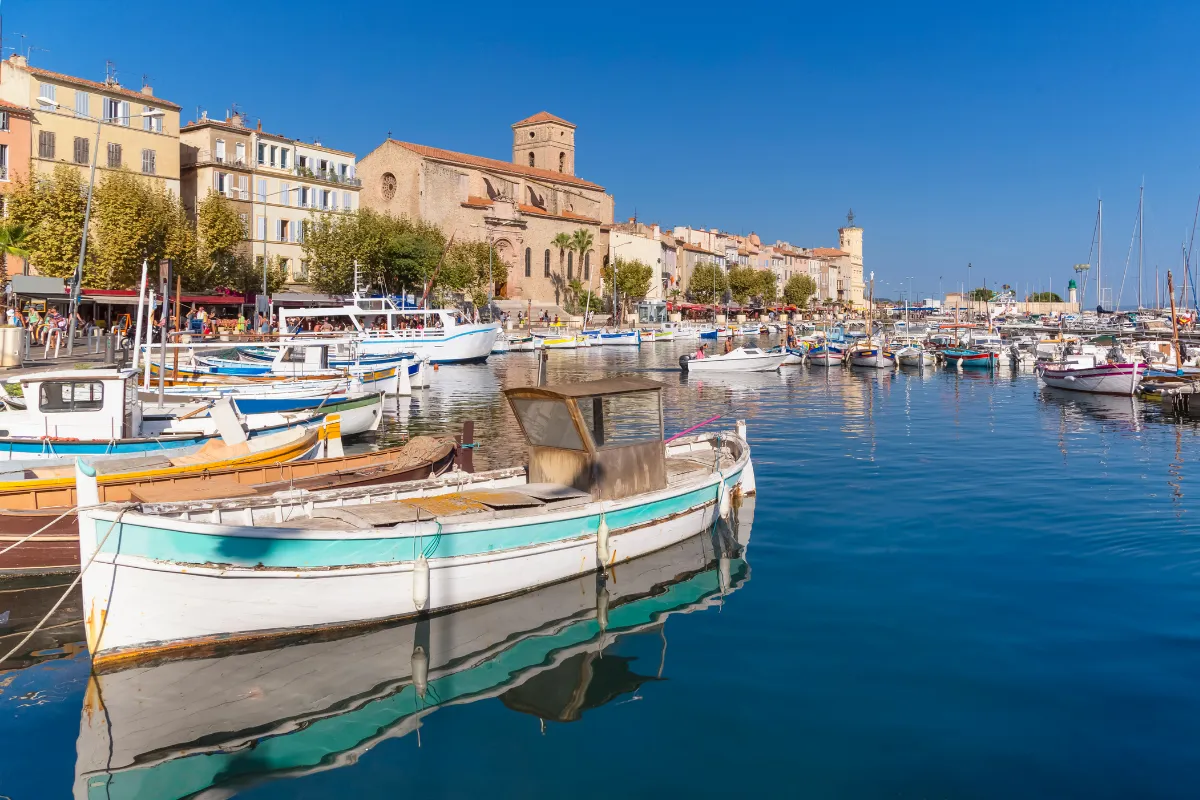 avec-ses-deux-magnifiques-calanques-cette-ville-est-aussi-le-berceau-du-tout-premier-film-au-monde-ciotat