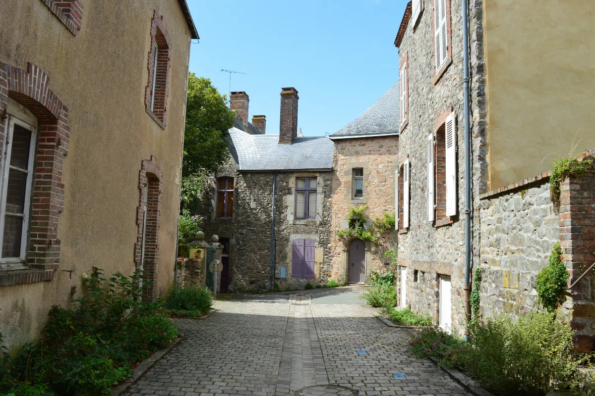 ce-village-medieval-joyau-de-la-mayenne-est-lune-des-plus-belles-destinations-a-decouvrir-en-france-sainte-suzanne