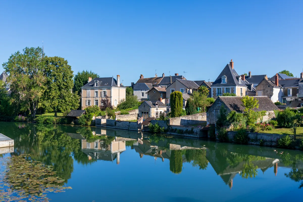 cette-cite-de-caractere-nichee-au-coeur-de-la-sarthe-devoile-tout-son-charme