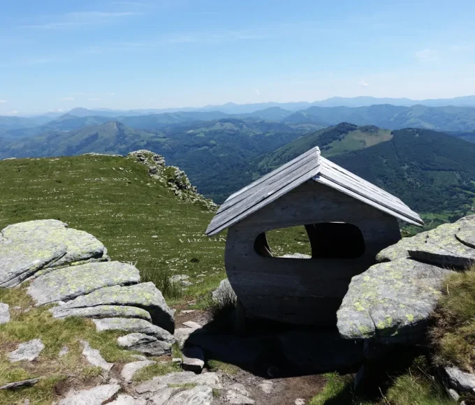 destination-ideale-pour-les-amoureux-de-la-randonnee-et-des-chevaux-sauvages-cette-montagne-mythique-du-pays-basque-vous-attend