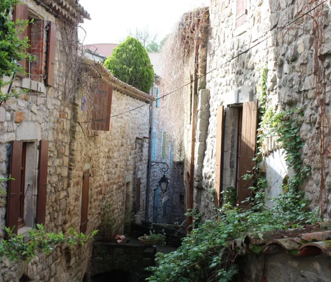 perche-dans-le-val-de-drome-ce-village-dauvergne-rhone-alpes-est-un-joyau-a-decouvrir