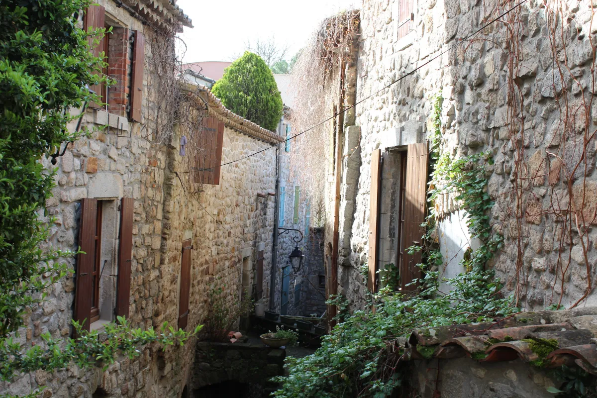 perche-dans-le-val-de-drome-ce-village-dauvergne-rhone-alpes-est-un-joyau-a-decouvrir