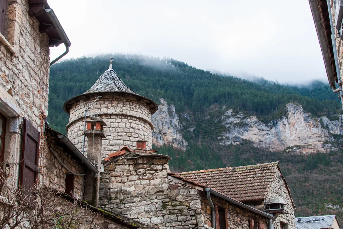 surnomme-le-joyau-medieval-cache-de-lozere-decouvrez-ce-tresor-enchanteur