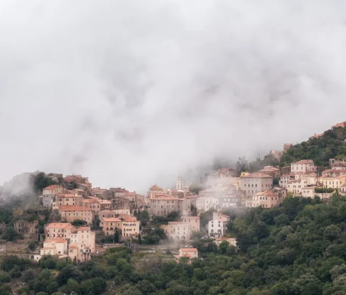 surnomme-le-tresor-cache-de-lile-de-beaute-ce-village-corse-offre-une-plage-de-sable-fin-de-2-km-et-un-acces-direct-a-la-mer