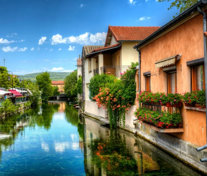 surnommee-la-venise-de-provence-decouvrez-les-secrets-de-ce-merveilleux-joyau-provencal-isle-sur-la-sorgue
