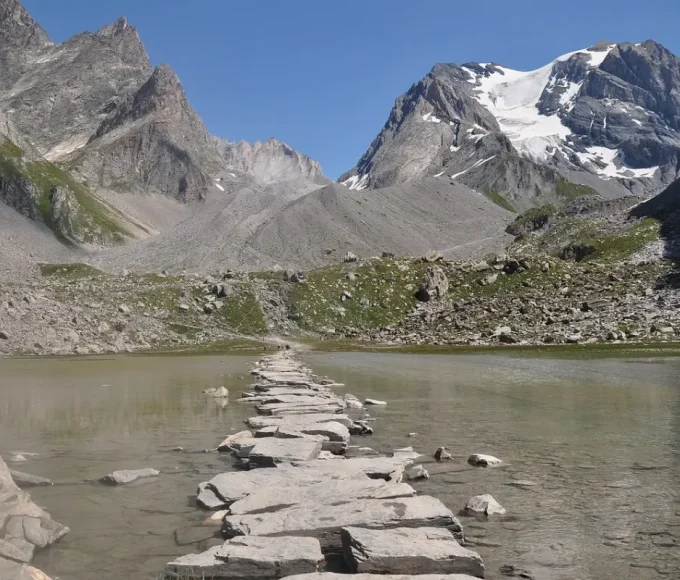 marchez-sur-leau-lors-de-cette-randonnee-spectaculaire-consideree-comme-la-plus-belle-randonnee-de-savoie-lac-des-vaches-dans-le-parc-national-de-la-vanoise