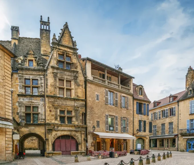 a-moins-de-2h-de-bordeaux-ce-petit-village-medieval-vaut-le-detour-decouvrez-ce-lieu-incroyable-dans-la-region