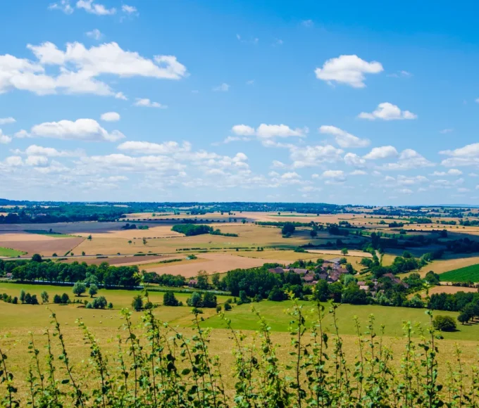 a-quelques-kilometres-de-dijon-decouvrez-lun-des-plus-beaux-villages-de-france-et-son-patrimoine-medieval-incroyable