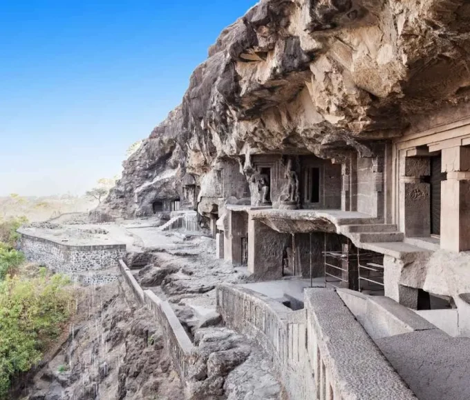 a-seulement-1h30-de-bordeaux-ce-village-devoile-un-paysage-epoustouflant-avec-ses-grottes-troglodytiques-dominant-la-mer