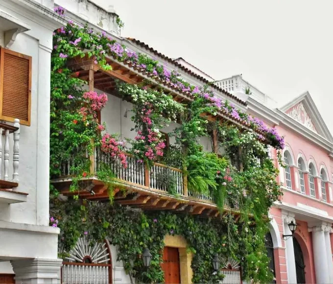 a-visiter-durgence-en-octobre-ce-village-aux-balcons-fleuris-est-lun-des-plus-beaux-de-france