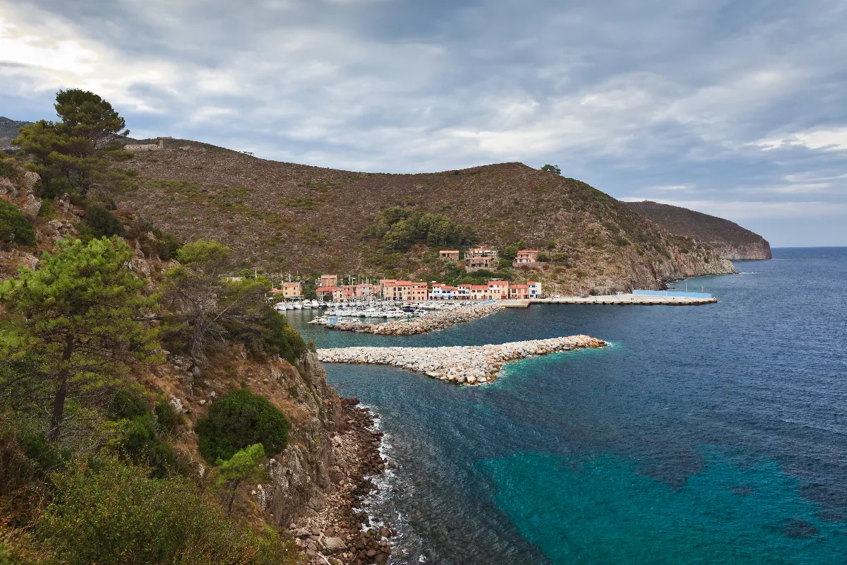 au-large-de-la-corse-cette-petite-ile-italienne-est-un-veritable-havre-de-paix-pour-vos-prochaines-vacances-voici-laquelle