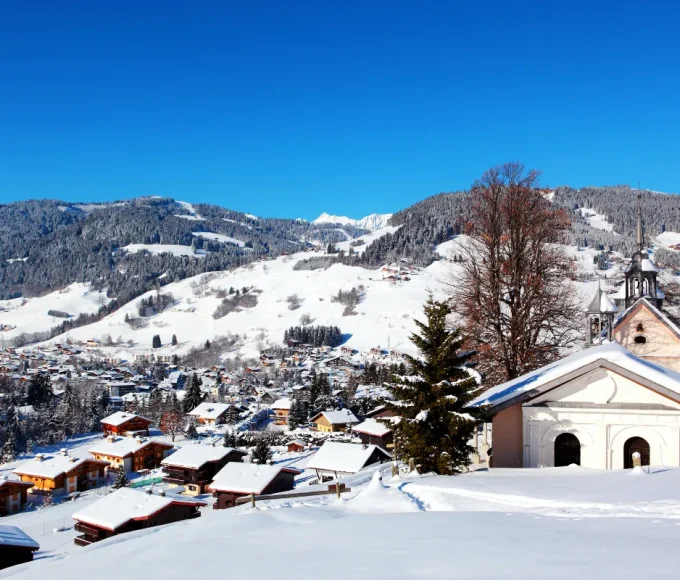 avec-ses-450-km-de-pistes-et-son-cadre-naturel-dexception-ce-village-alpin-a-2h-de-lyon-est-une-destination-incroyable