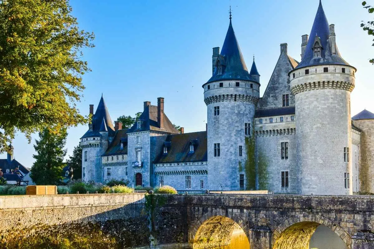 ce-chateau-enchanteur-pres-de-tours-inspire-de-la-belle-au-bois-dormant-est-un-incontournable-a-visiter