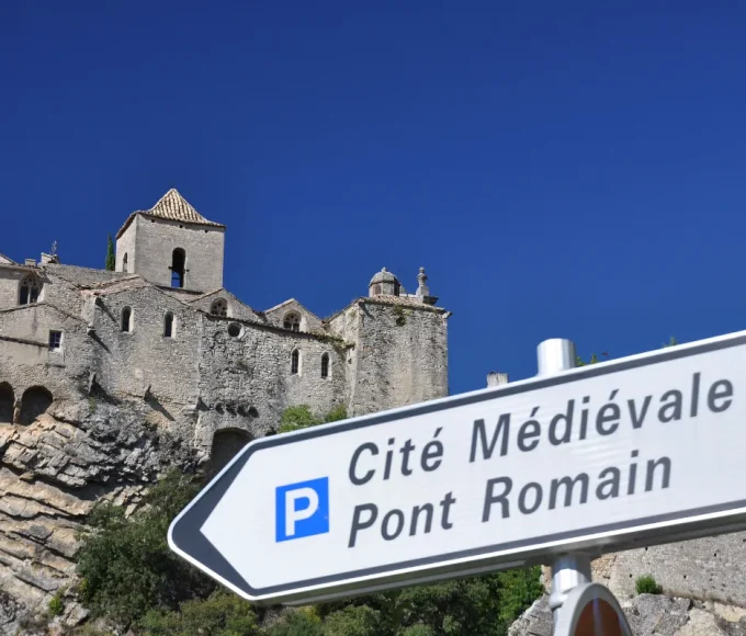 construit-sur-les-hauteurs-du-vaucluse-ce-petit-village-regorge-de-tresors-historiques-de-lepoque-romaine