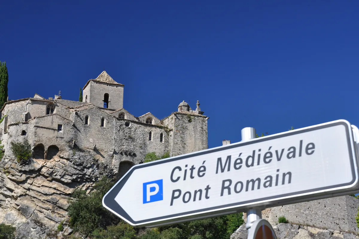 construit-sur-les-hauteurs-du-vaucluse-ce-petit-village-regorge-de-tresors-historiques-de-lepoque-romaine