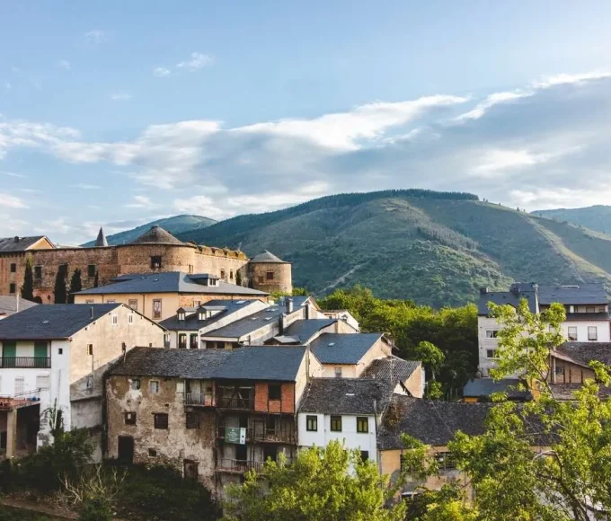 en-47-ans-ce-chemin-mythique-est-passe-de-67-a-347-578-marcheurs-bienvenue-sur-le-chemin-de-saint-jacques-de-compostelle-en-espagne