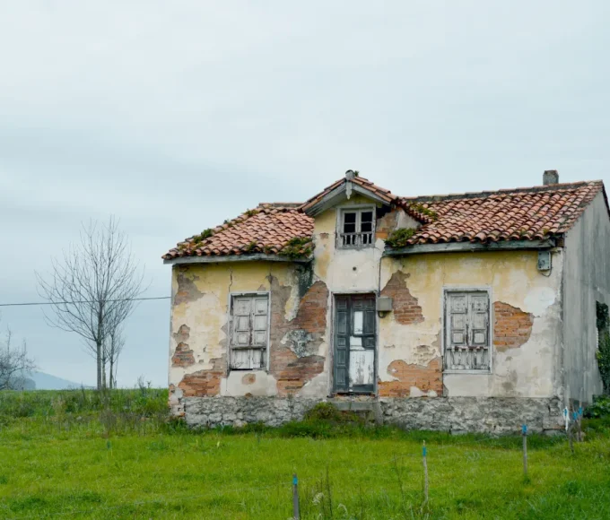 juste-a-cote-de-paris-decouvrez-ce-mysterieux-village-abandonne-depuis-1973-ou-la-nature-a-repris-ses-droits