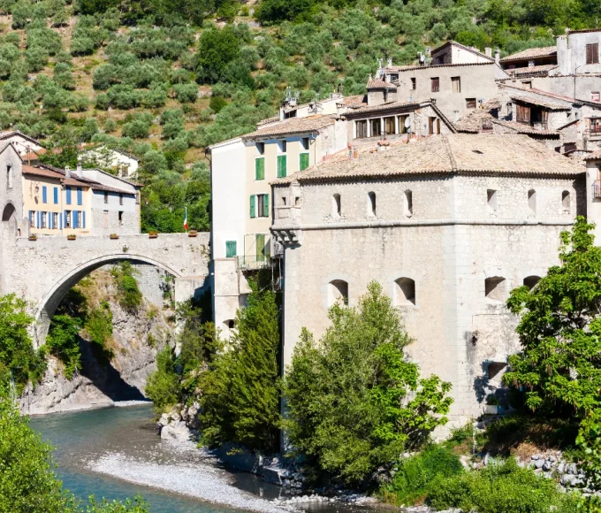 lune-des-plus-belles-citadelles-de-provence-est-a-visiter-dans-ce-petit-village-de-800-habitants
