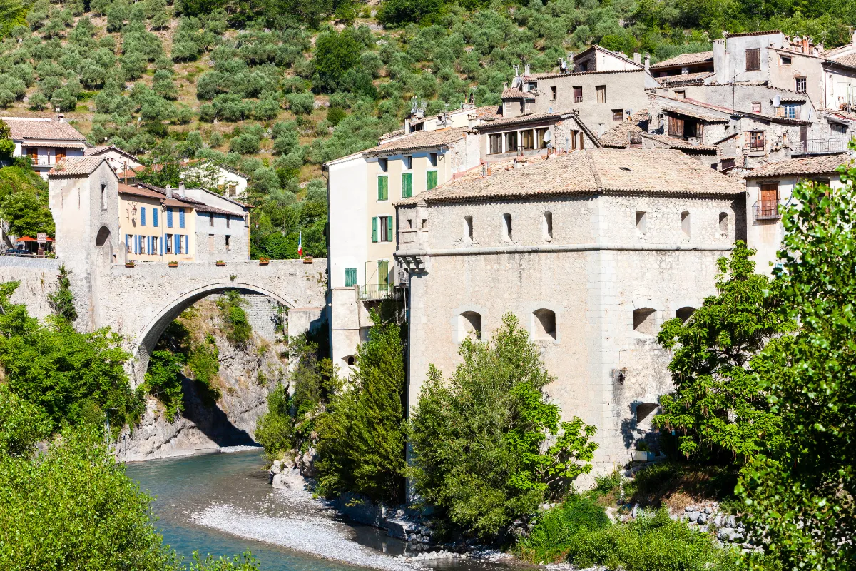 lune-des-plus-belles-citadelles-de-provence-est-a-visiter-dans-ce-petit-village-de-800-habitants