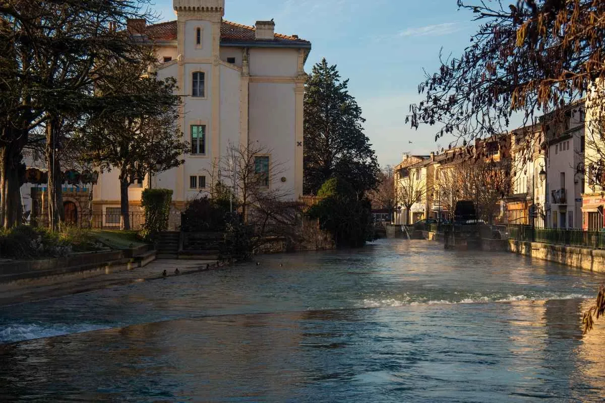 nallez-plus-a-venise-ce-village-du-vaucluse-vous-offre-des-panoramas-tout-aussi-magiques