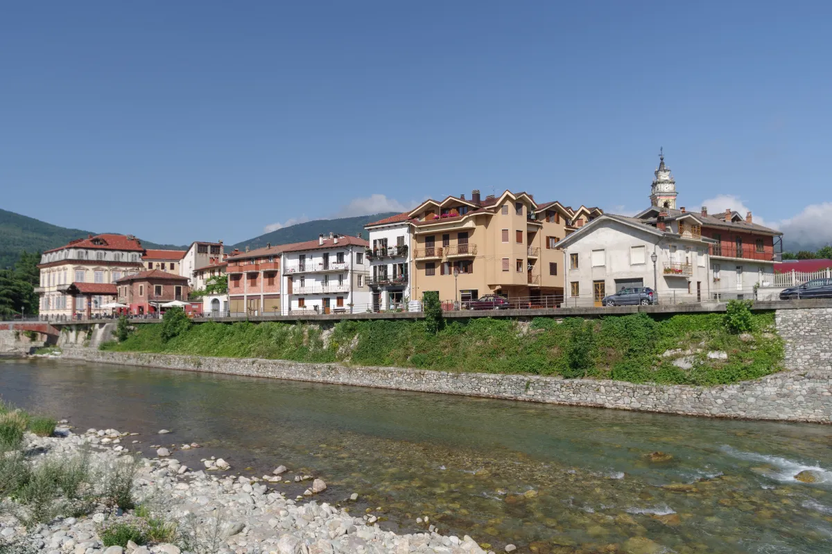 niche-dans-les-montagnes-du-piemont-ce-petit-village-des-alpes-est-lun-des-plus-beaux-a-voir-en-italie