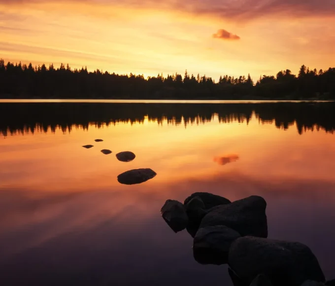 niche-dans-un-cratere-volcanique-ce-lac-du-puy-de-dome-est-un-veritable-joyau-naturel