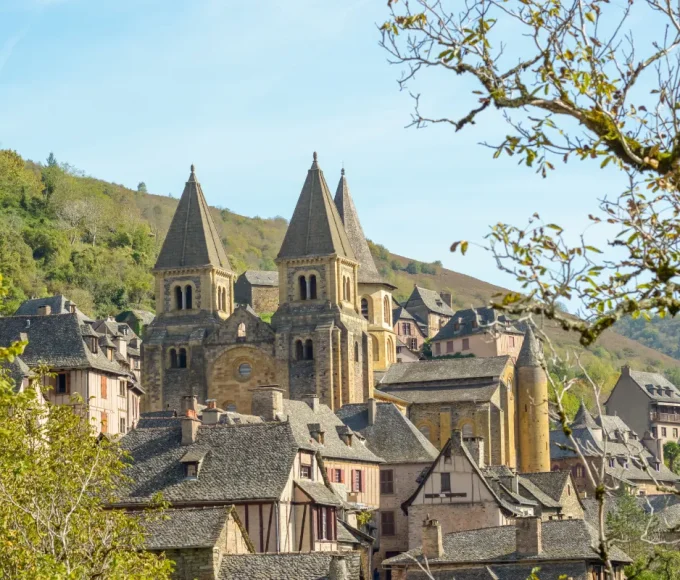 sur-le-chemin-de-compostelle-faites-un-detour-par-ce-joli-petit-village-medieval-incroyable