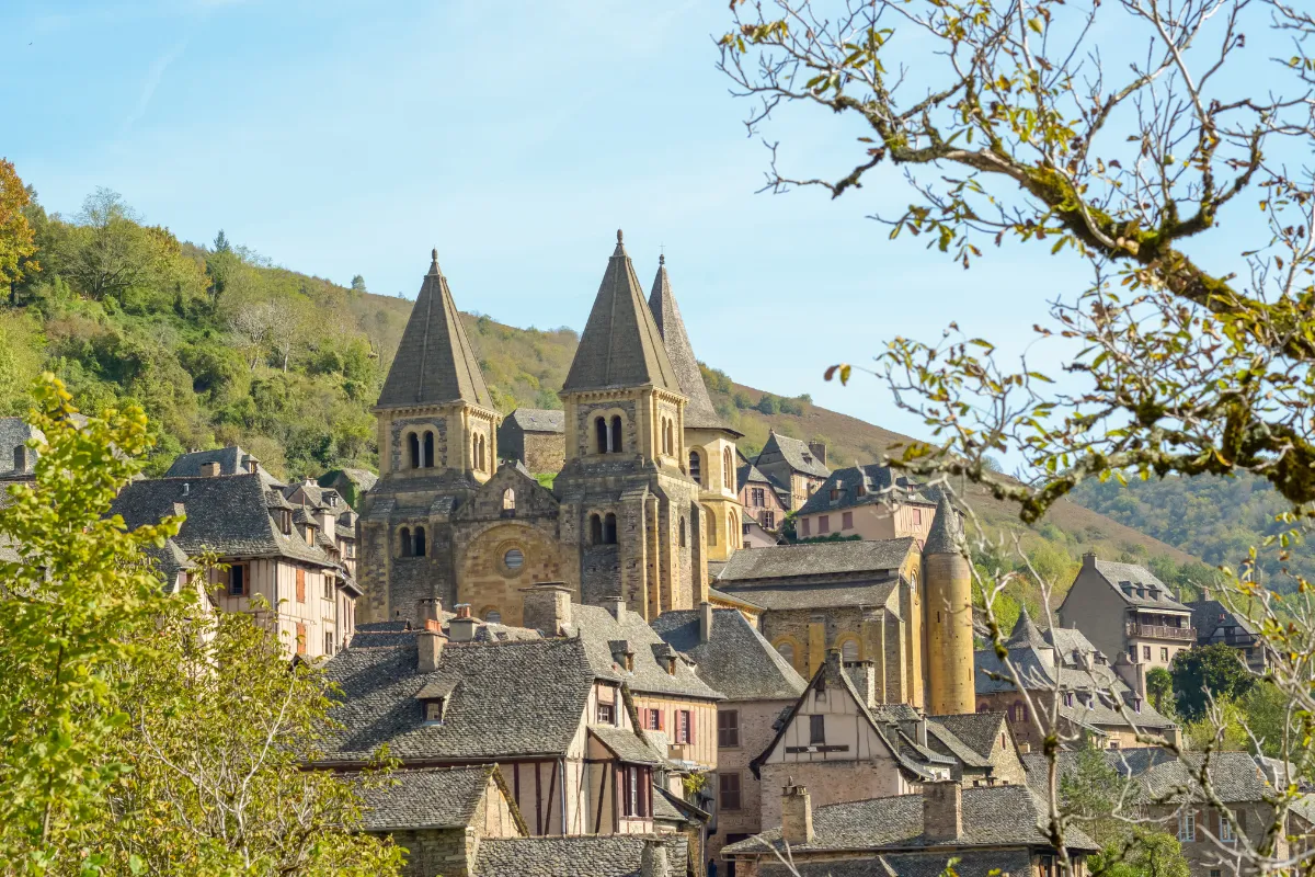 sur-le-chemin-de-compostelle-faites-un-detour-par-ce-joli-petit-village-medieval-incroyable