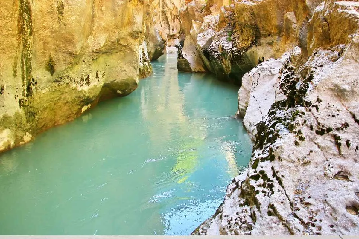 une-experience-inoubliable-cette-randonnee-dans-le-verdon-vous-emmene-a-travers-les-gorges-les-plus-profondes-deurope