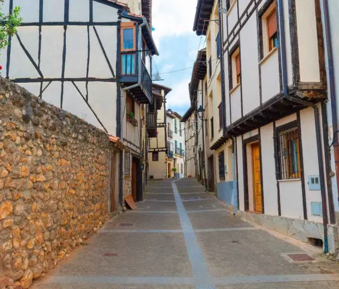 voyage-dans-le-temps-decouvrez-cette-cite-medievale-recemment-couronnee-ville-royale-dangleterre