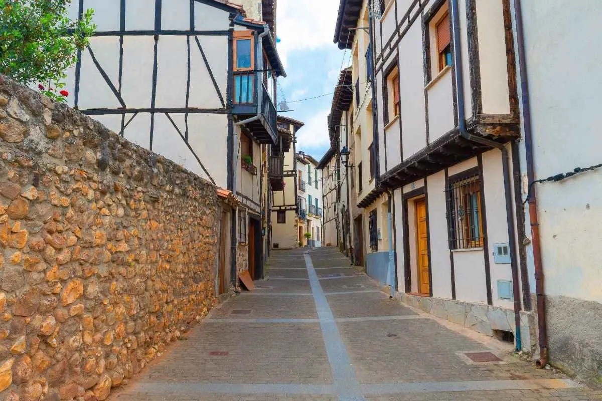 voyage-dans-le-temps-decouvrez-cette-cite-medievale-recemment-couronnee-ville-royale-dangleterre