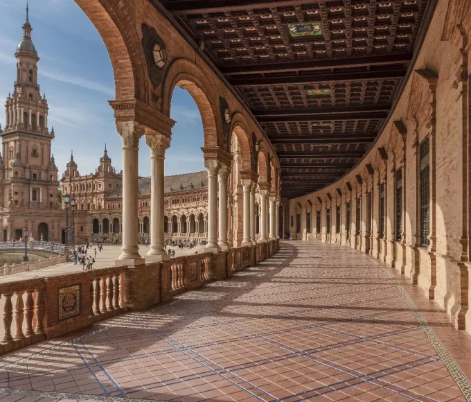 a-moins-de-2h-de-vol-de-paris-cette-ville-espagnole-est-la-destination-ideale-pour-partir-quelques-jours-cet-automne