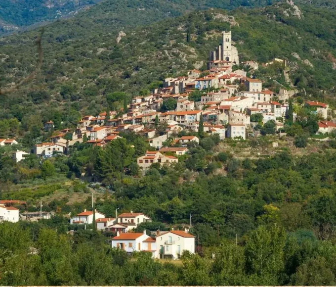 a-moins-de-40-minutes-de-perpignan-ce-village-secret-figure-parmi-les-plus-beaux-de-france