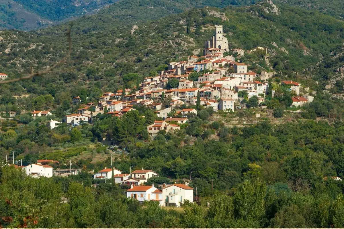 a-moins-de-40-minutes-de-perpignan-ce-village-secret-figure-parmi-les-plus-beaux-de-france