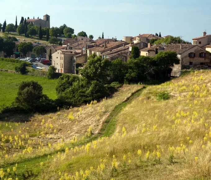a-plus-de-600-metres-daltitude-ce-village-dans-le-ciel-fait-partie-des-plus-beaux