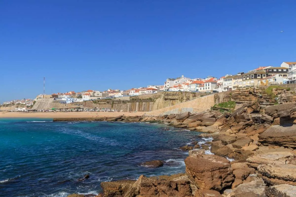 a-quelques-pas-de-lisbonne-ce-village-de-pecheurs-vous-eblouira-avec-ses-plages-incroyables