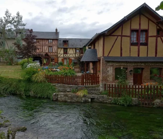 a-seulement-2h-de-paris-ce-village-normand-qui-inspira-madame-bovary-de-gustave-flaubert-vous-transporte-dans-un-autre-temps