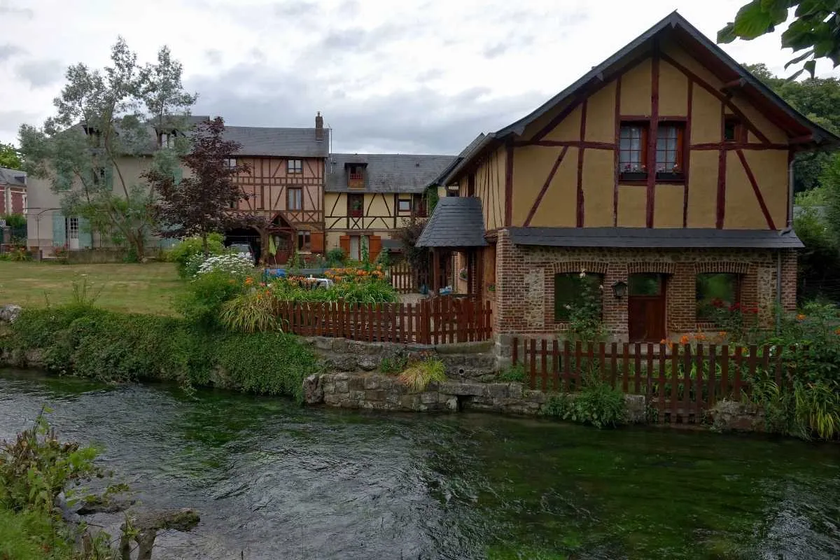 a-seulement-2h-de-paris-ce-village-normand-qui-inspira-madame-bovary-de-gustave-flaubert-vous-transporte-dans-un-autre-temps