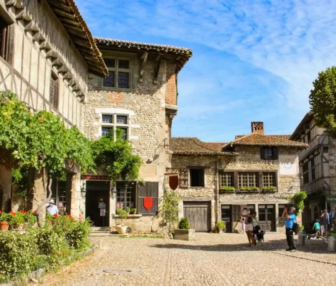 a-seulement-40-minutes-de-lyon-cette-cite-medievale-fait-partie-des-incontournables-a-visiter-en-france