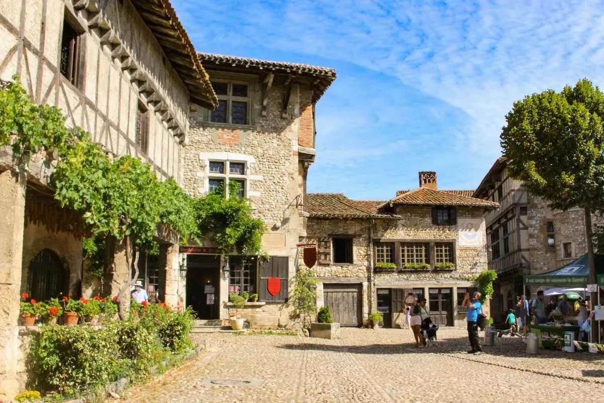 a-seulement-40-minutes-de-lyon-cette-cite-medievale-fait-partie-des-incontournables-a-visiter-en-france