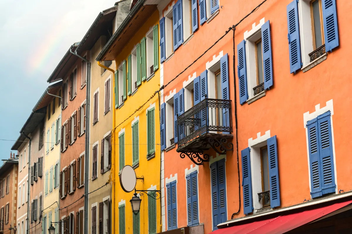au-coeur-des-alpes-francaises-cette-petite-ville-francaise-est-un-veritable-bijou-a-decouvrir-cette-annee