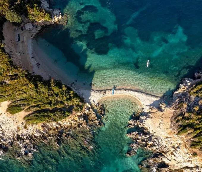 avec-des-plages-dignes-des-maldives-et-des-pintes-a-2-euros-cette-destination-proche-de-la-france-est-encore-meconnue-ksamil-en-albanie