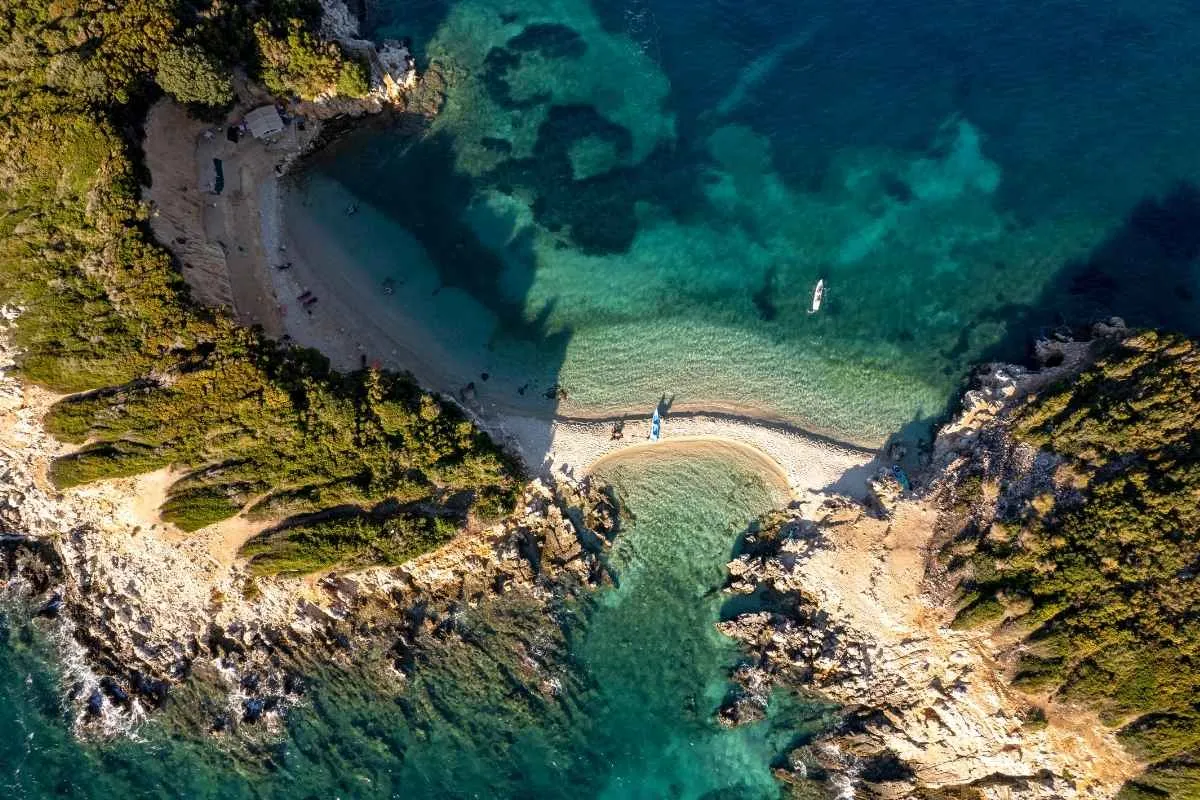 avec-des-plages-dignes-des-maldives-et-des-pintes-a-2-euros-cette-destination-proche-de-la-france-est-encore-meconnue-ksamil-en-albanie